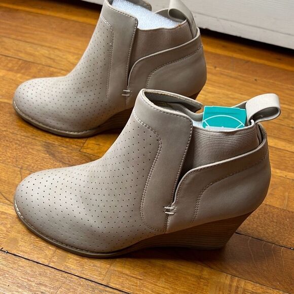DV By Dolce Vita Gerdy Wedge Ankle Bootie Beige Nwt Size 8 Nwt - Picture 4 of 9